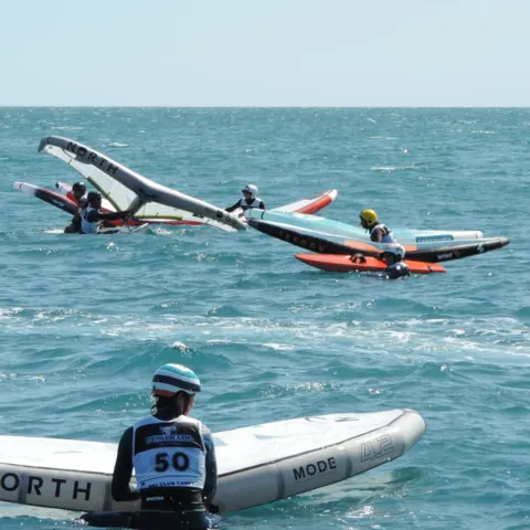 Planches et une personne dans l'eau, en mer