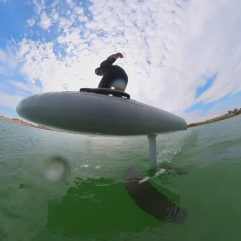Pratique du foil, vue sous l'eau