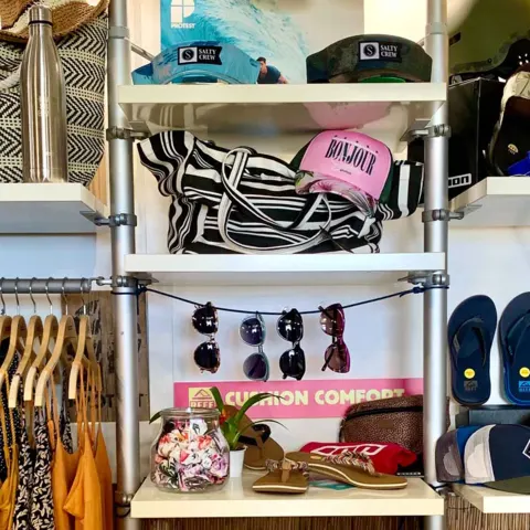 Rayons du shop : vêtements, casquettes et accessoires