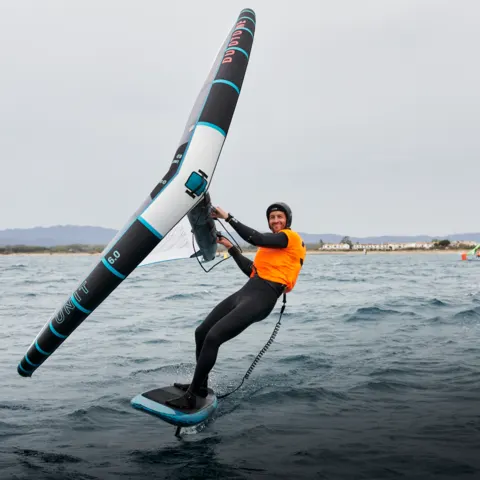 Pratiquant de wingfoil sur l'eau