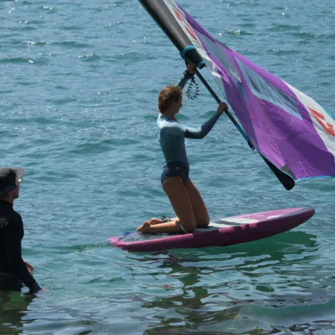 Cours de wing dans l'eau avec un moniteur