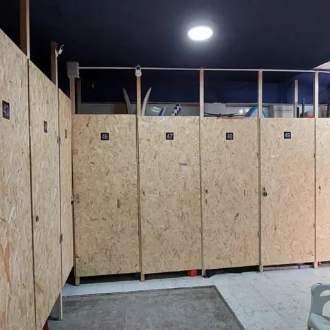 Vestiaires et rack à planches du club