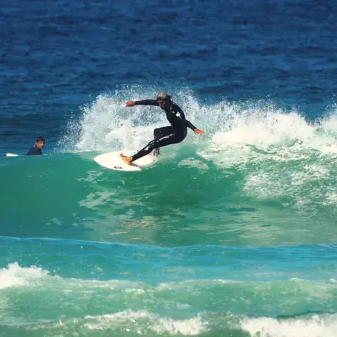 Surfeur en manœuvre sur une vague