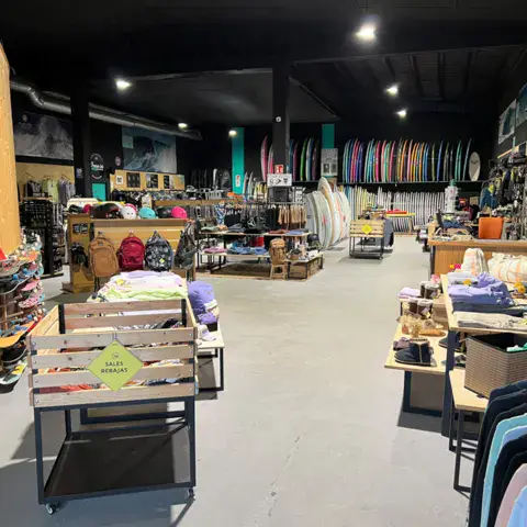 Intérieur du magasin avec vêtements et accessoires