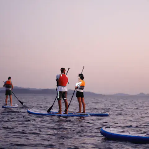 Groupe de paddle au crépuscule
