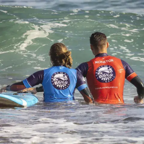 Moniteurs de l'école dans l'eau, vus de dos