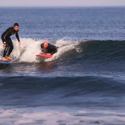 Surfeurs sur une vague à Los Quebrantos