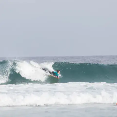Surfeur sur une vague