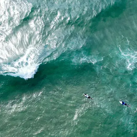 Vue aérienne de surfeurs dans les vagues