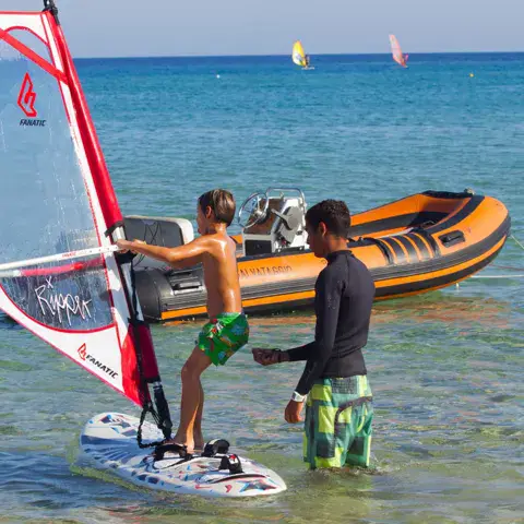 Cours de windsurf dans l'eau peu profonde