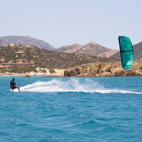 Kitesurf devant la côte de Chia