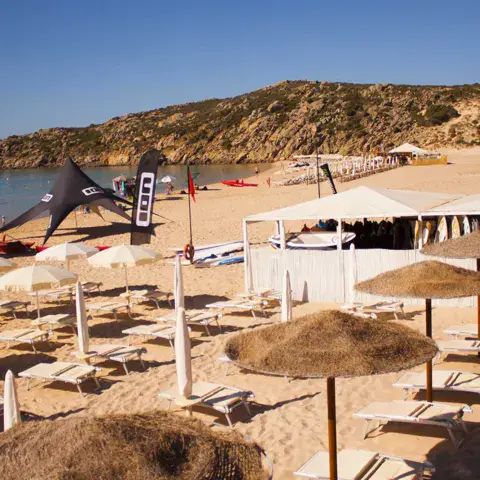 La plage de Su Giudeu et la base de l'école