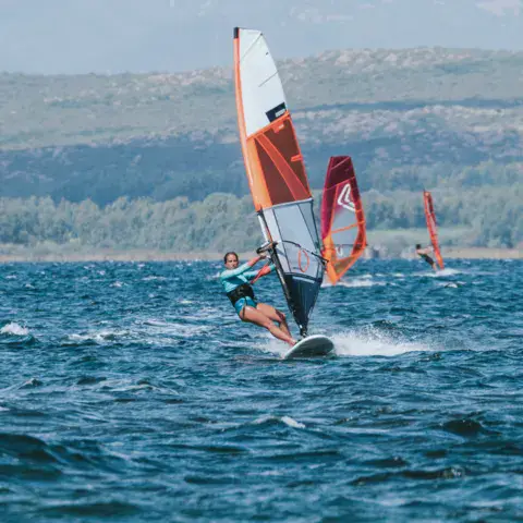 Windsurfeurs sur le plan d'eau
