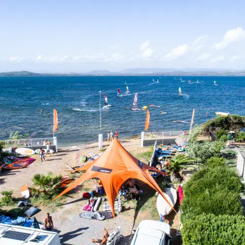 Le centre et le spot vus de la rive