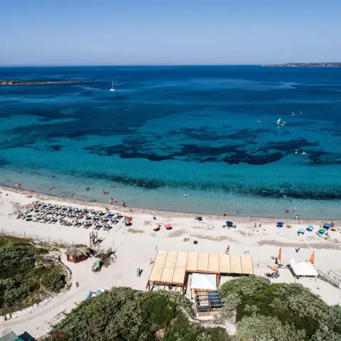 Vue aérienne de la plage et de la base