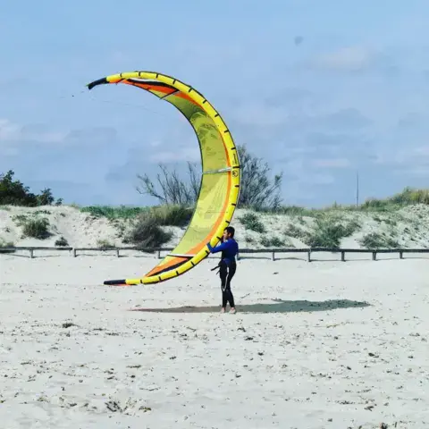 Exercice de pilotage de kite sur la plage