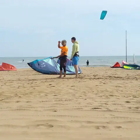 Cours de kitesurf sur la plage, aile gonflée au sol