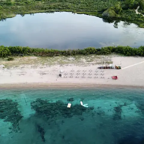 Vue aérienne de la plage et de l'étang de Tanca Manna