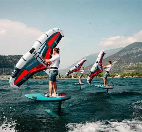 Wingfoilers en file sur le lac de Garde