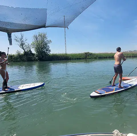 Sortie en stand up paddle sur un canal bordé de végétation