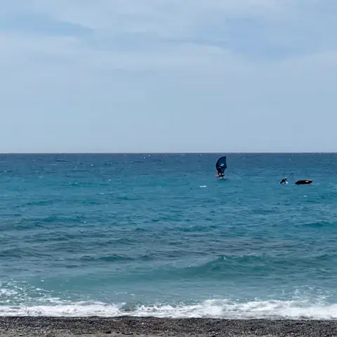 Pratiquants de wing foil au large de la plage