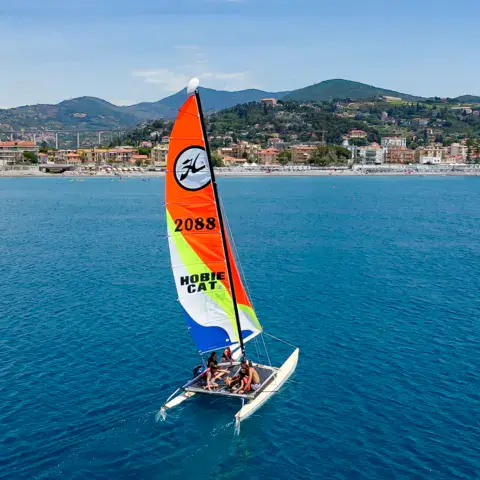 Catamaran devant la côte de Bordighera