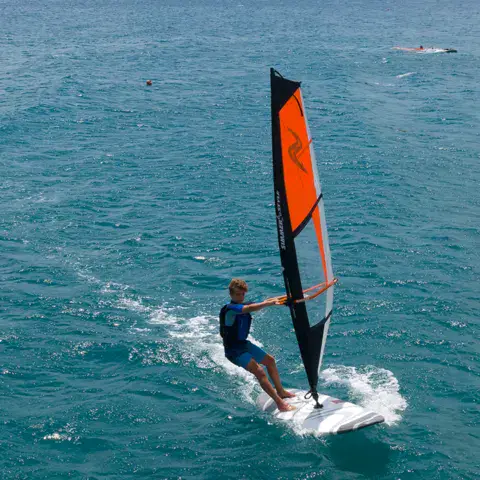 Windsurfeur en navigation