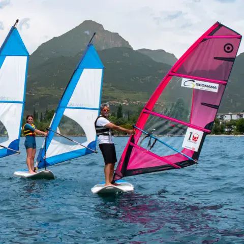 Cours de windsurf sur le lac