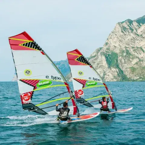 Deux planchistes sur le lac de Garde