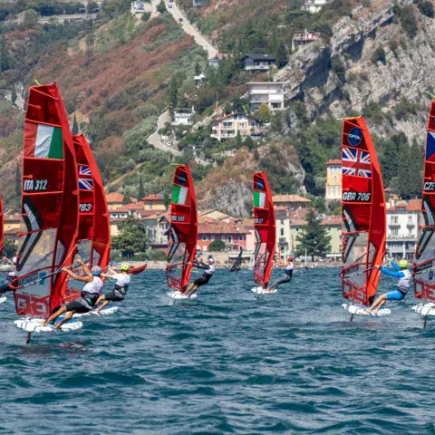 Régate de windsurf foil devant Torbole