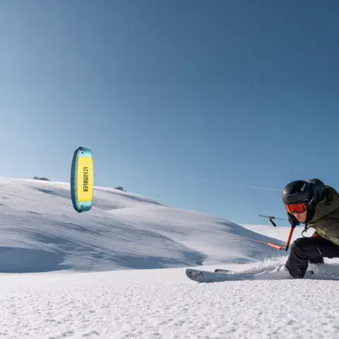 Rider de snowkite avec une aile Flysurfer sur la neige