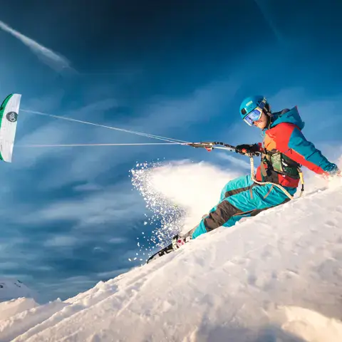 Rider de snowkite en glisse dans la poudreuse