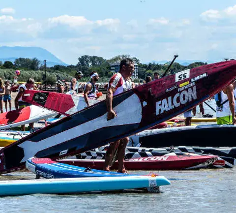 Planches de stand up paddle sur la plage et dans l'eau peu profonde