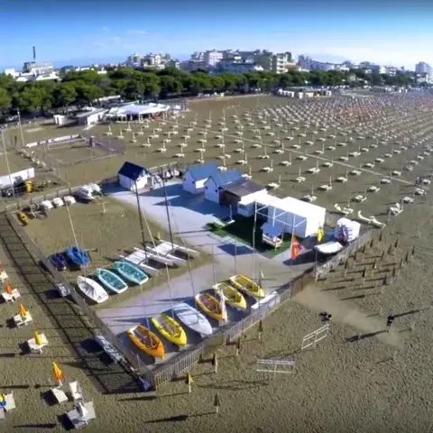 Vue aérienne de la base de l'école sur la plage