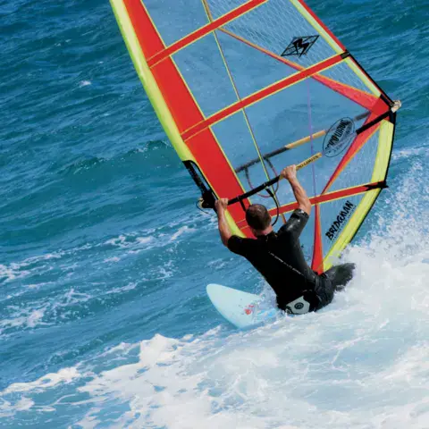 Windsurf dans les vagues