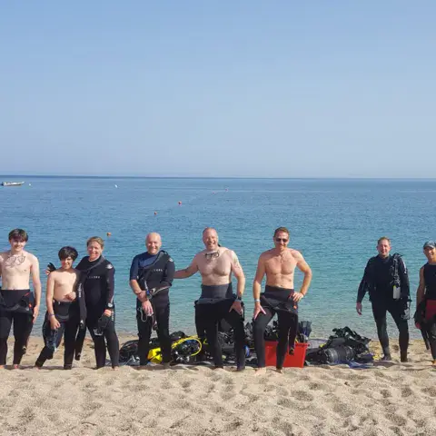 Groupe de plongeurs sur la plage