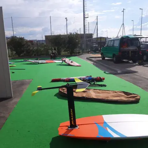 Matériel de foil sur l'aire du club
