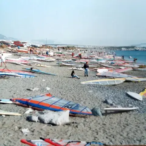 Planches de windsurf sur la plage