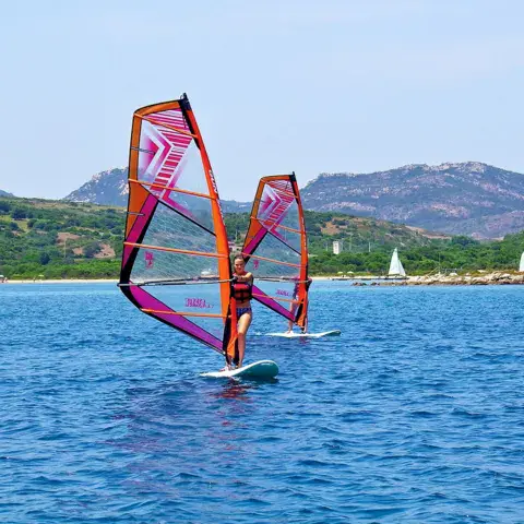 Windsurfeurs sur le plan d'eau, archipel de La Maddalena au fond