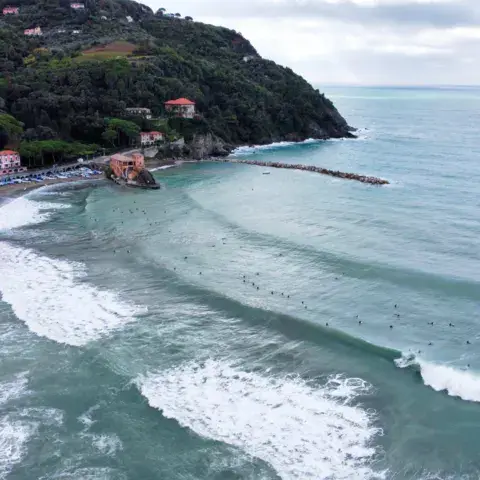 La plage et la baie de Levanto vues du ciel