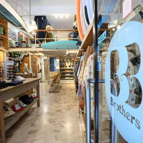 Intérieur du Brothers Surf Shop