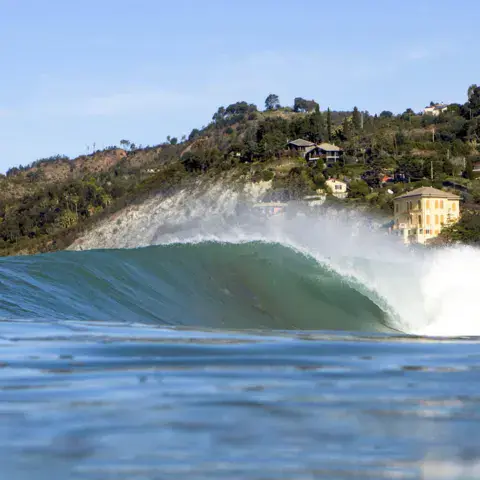 Vague déferlant devant la côte de Levanto