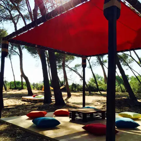 Coin d'ombre avec coussins sous les pins