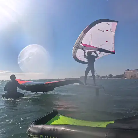 Session de wingfoil près de la côte
