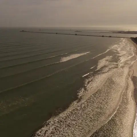 Vue aérienne de la plage et du bord de mer