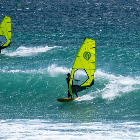 Windsurfeurs dans les vagues