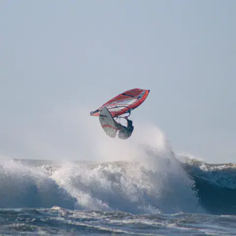 Windsurfeur dans une vague