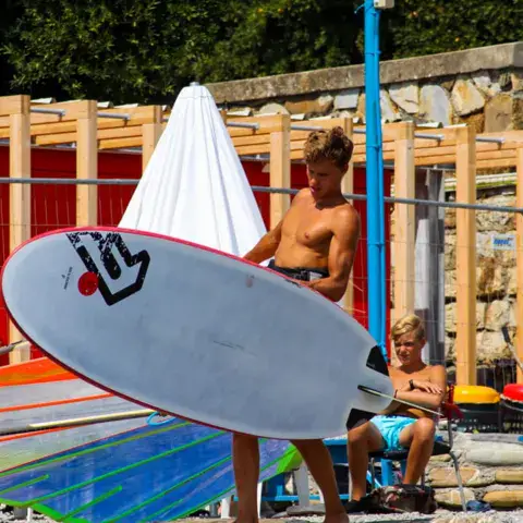 Matériel de windsurf sur la plage du cercle