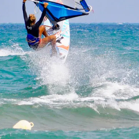 Windsurfeur dans les vagues