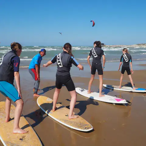 Cours de surf sur la plage